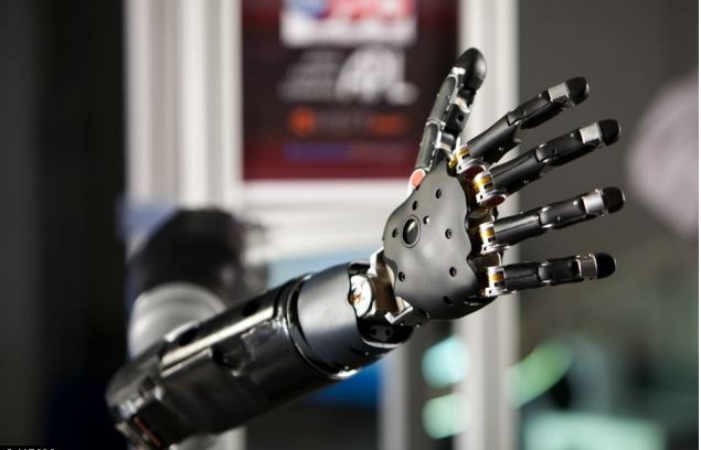 突破人機界限 美國科學家研發腦控機械手臂，助力殘疾人實現意念進食